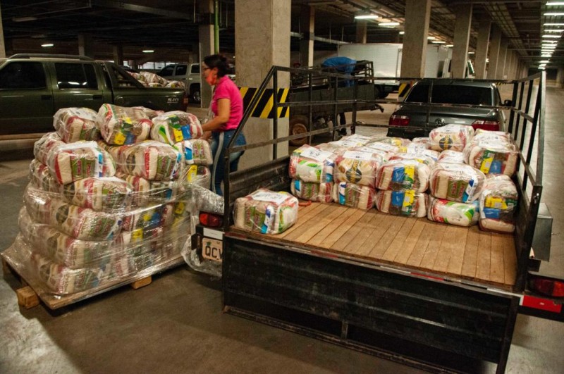 Retirada de cesta básica na Arena Pantanal. - Foto por: João Reis